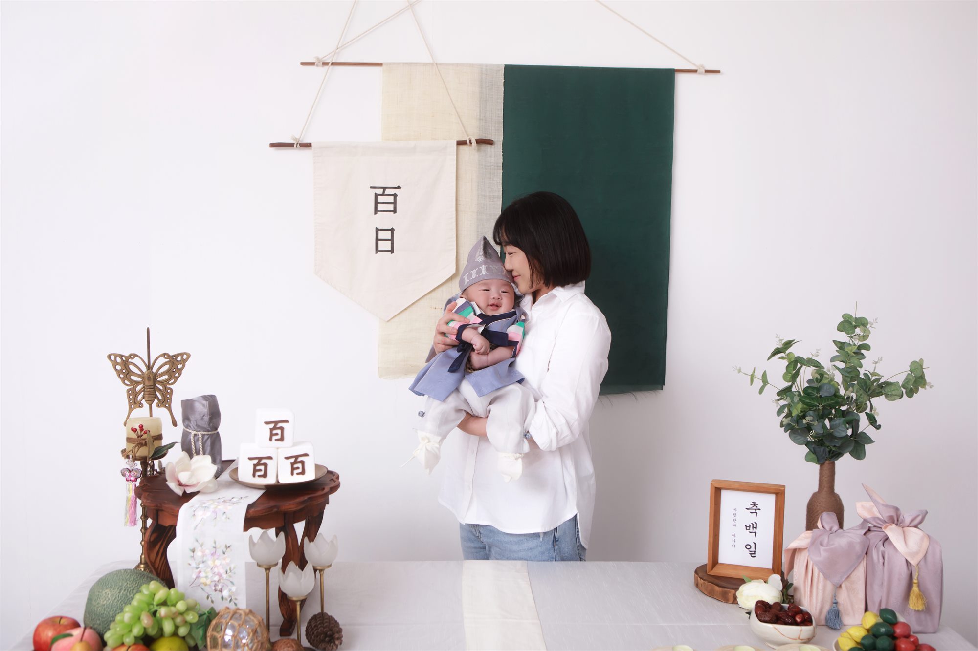 달보듬 백일상에서 아기와 함께 촬영한 가족사진