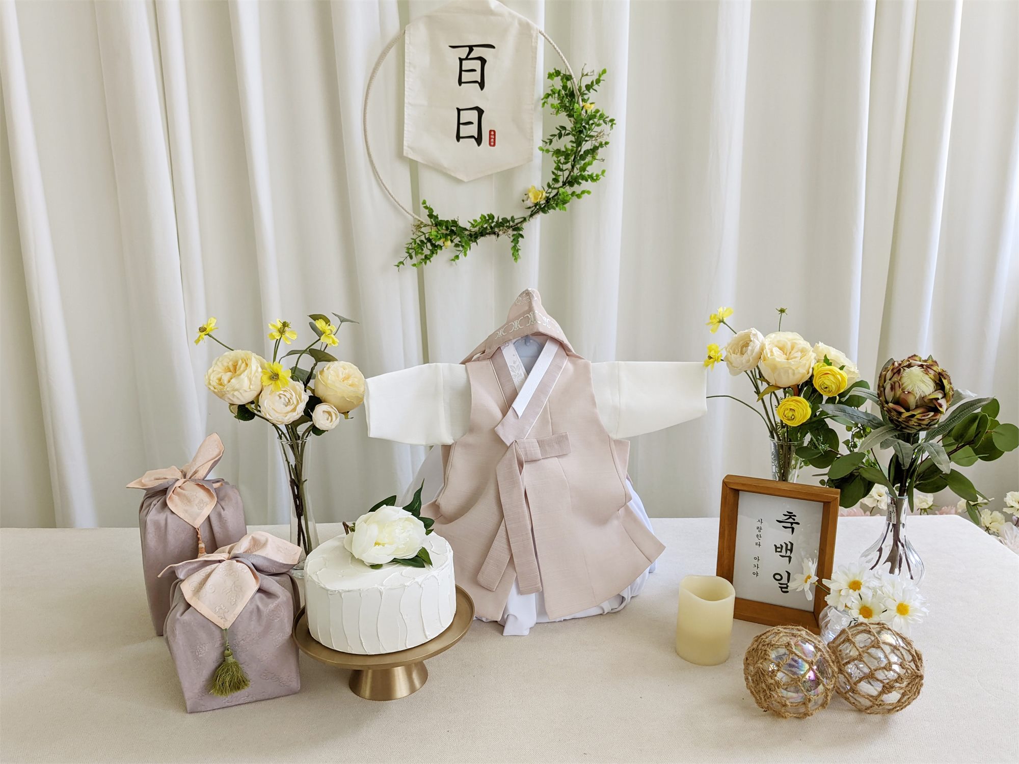노란 꽃과 전통 소품으로 꾸민 심플 돌상
