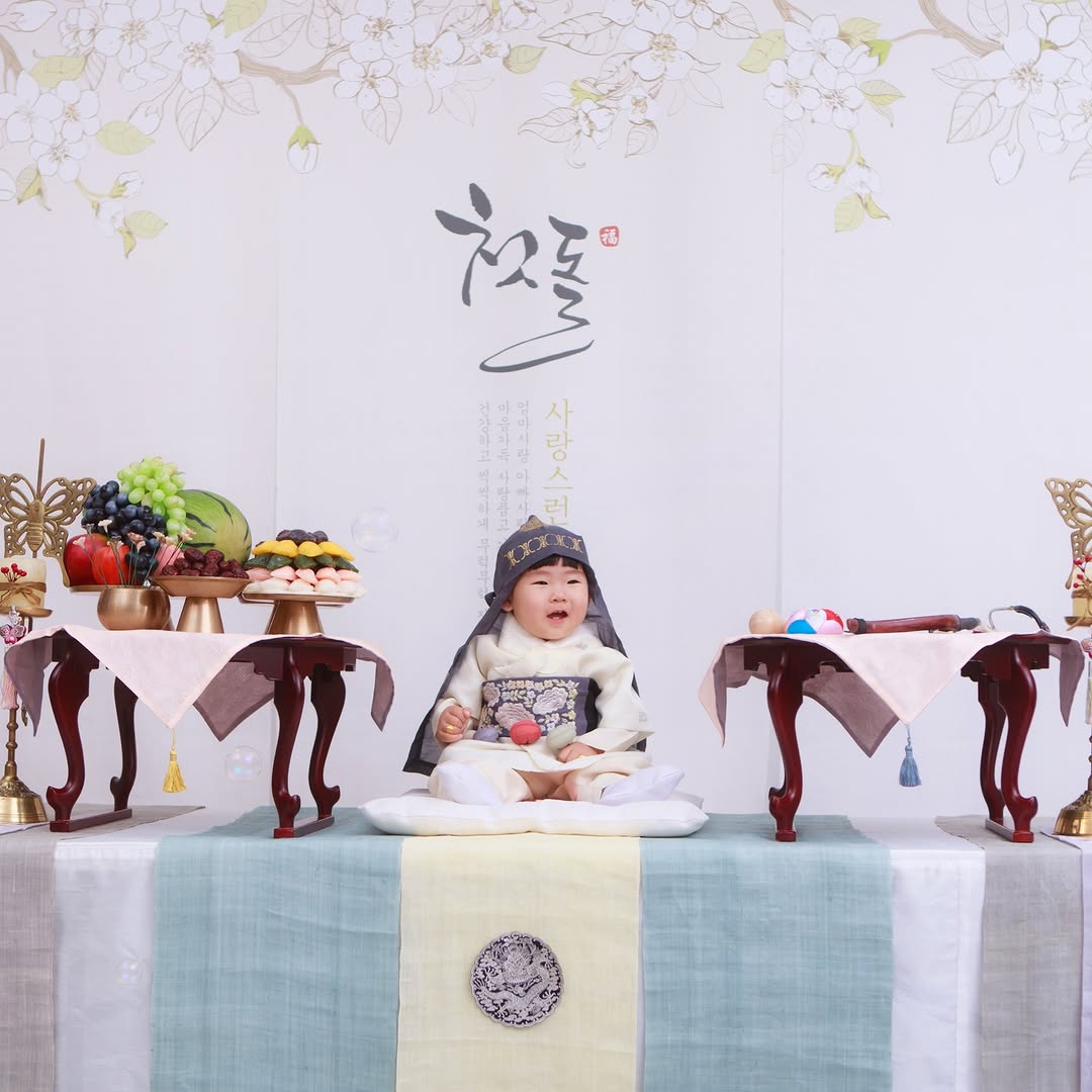 가족과 함께 촬영한 아기의 돌사진